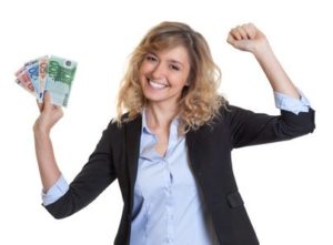 Frau mit Geld in der Hand dank des Kurzzeitkredit